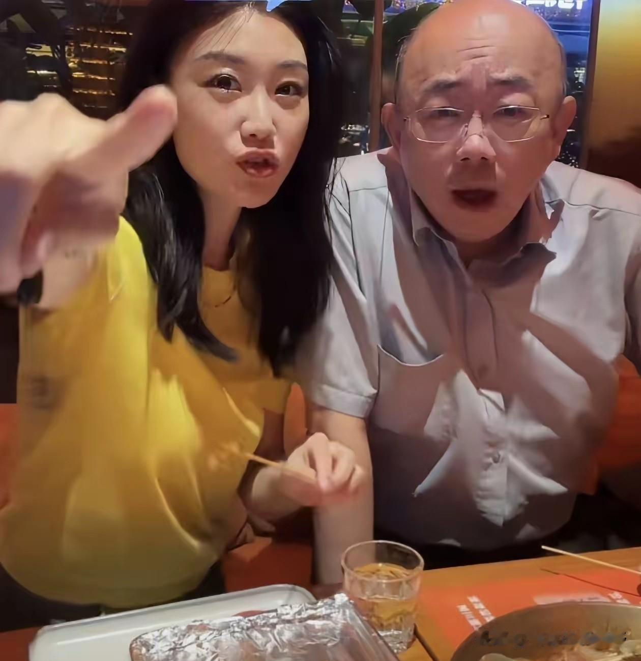 郭正亮开启大陆行，逛成都夜市，深夜吃烧烤。亮哥也来了，这次和三妹夫妻一起，来到成