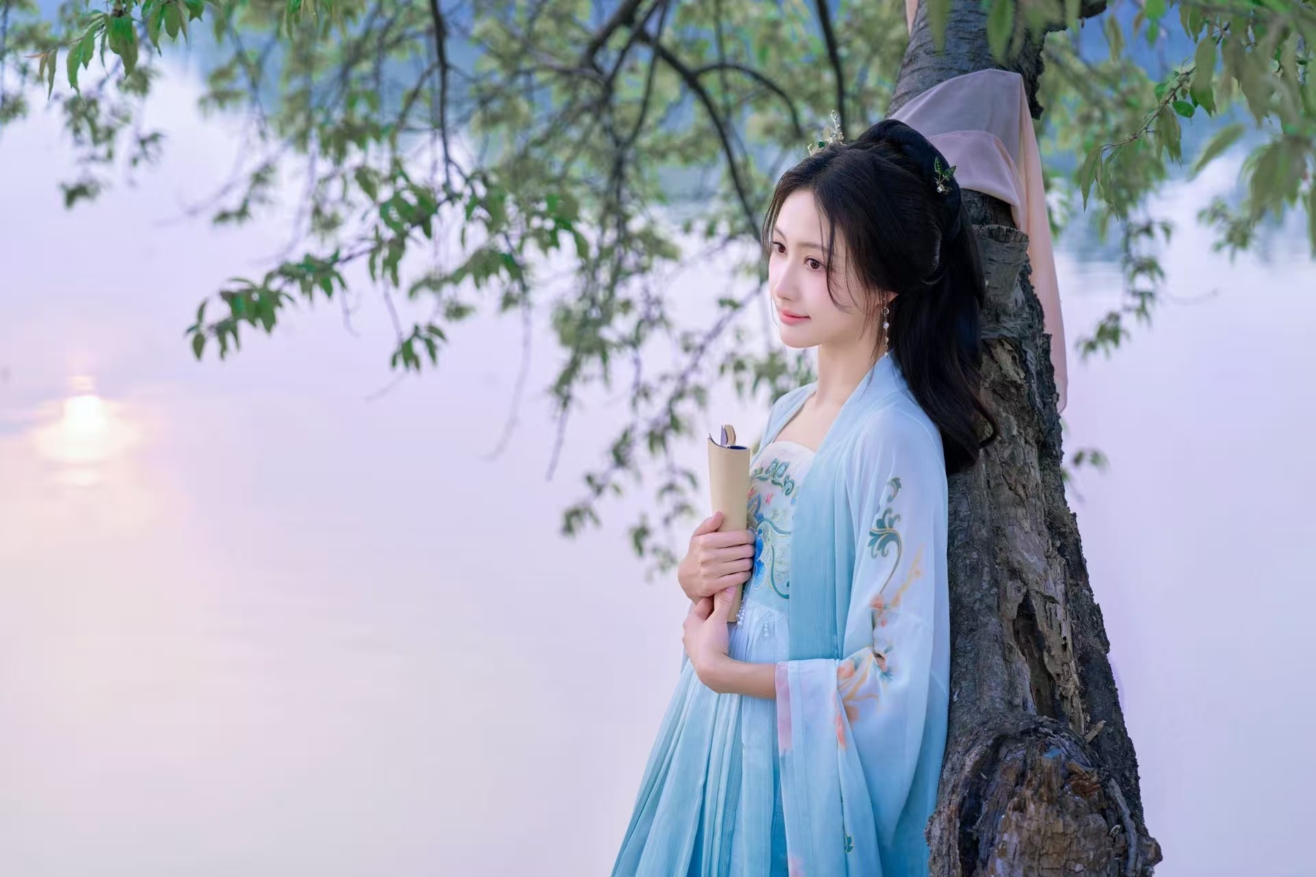 古装迷速进！《红尘四合》开机，除了主演，惠姐饰演者也亮相开机仪式。她可是“百变小