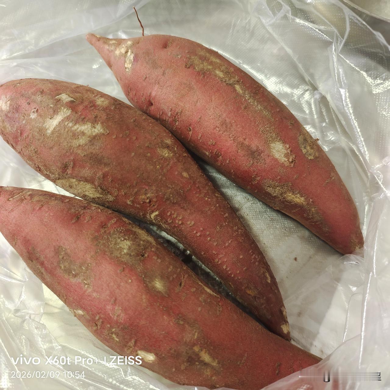 惊掉下巴！
过年了，准备蒸豆包 ，煮红豆的时候搭配点红薯。
今天是农历腊月二十二