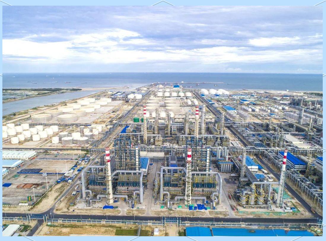 汕头和揭阳这些年竞争石化项目揭阳胜出，现在石化已占揭阳GDP的半壁江山
 
粤东