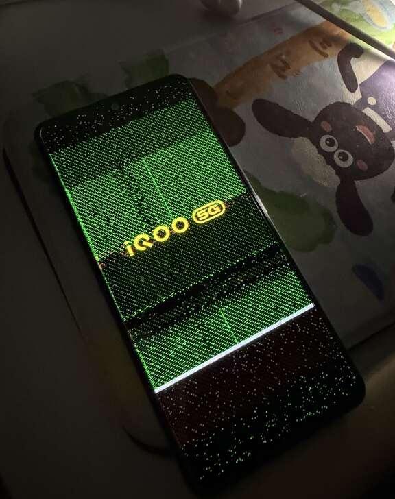 iqooneo5突然就这样了
逛着淘宝突然黑屏，按住三个键重启后又关机了，再开机