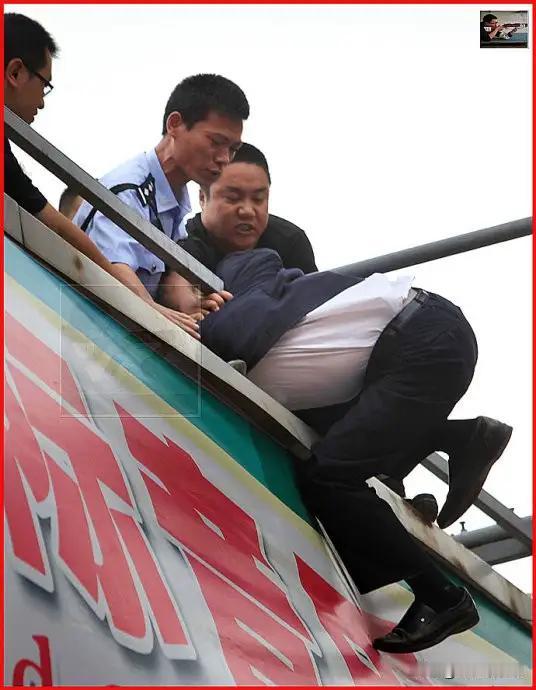 醉酒男天桥边缘险酿悲剧，民警耐心劝导化险为夷

近日，杭州市上城区一处过街天桥上