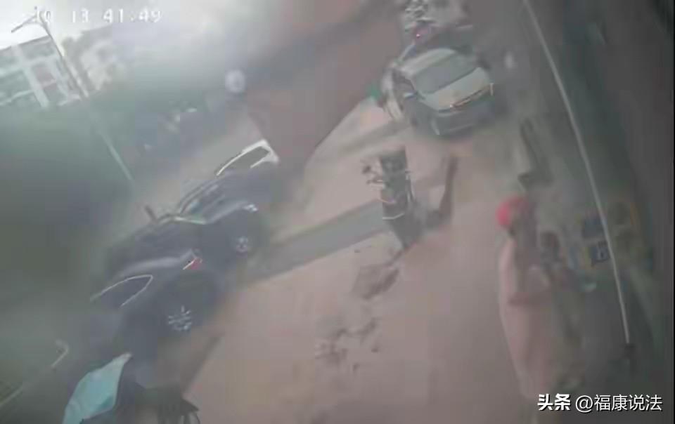 “看哭了！”上海，女子冒着暴雨带着16个月大的宝宝送外卖。途中，外卖掉积水里，情