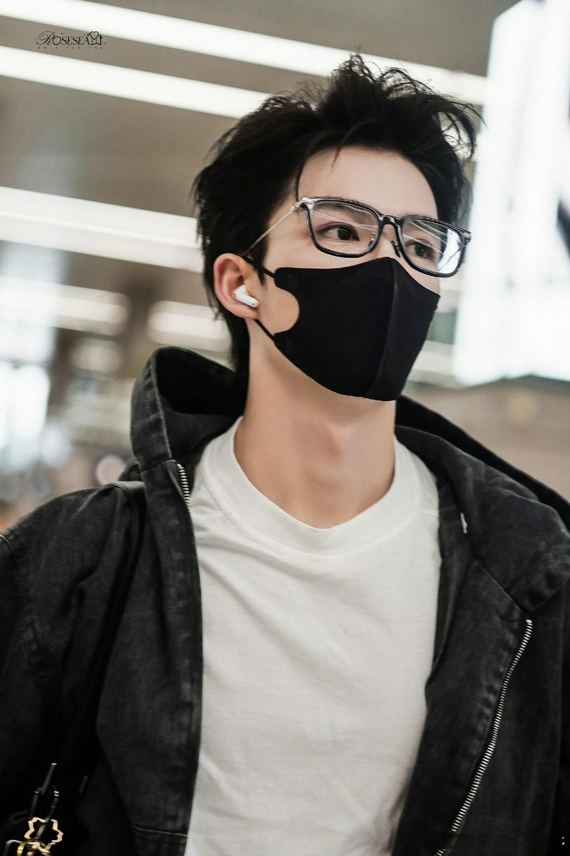 王星越上班丈夫下班男大 红毯上是西装革履的人夫天花板，机场秒变背着双肩包赶课的男