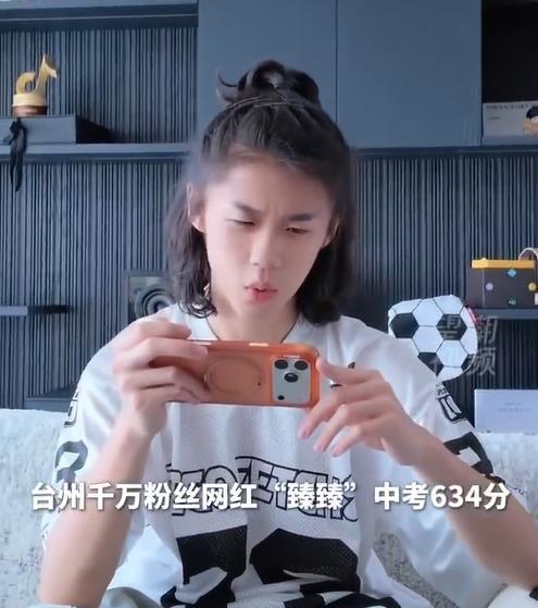 千万网红臻臻中考634分 就读某中学的千万粉丝网红“臻臻”中考成绩出炉，共计63