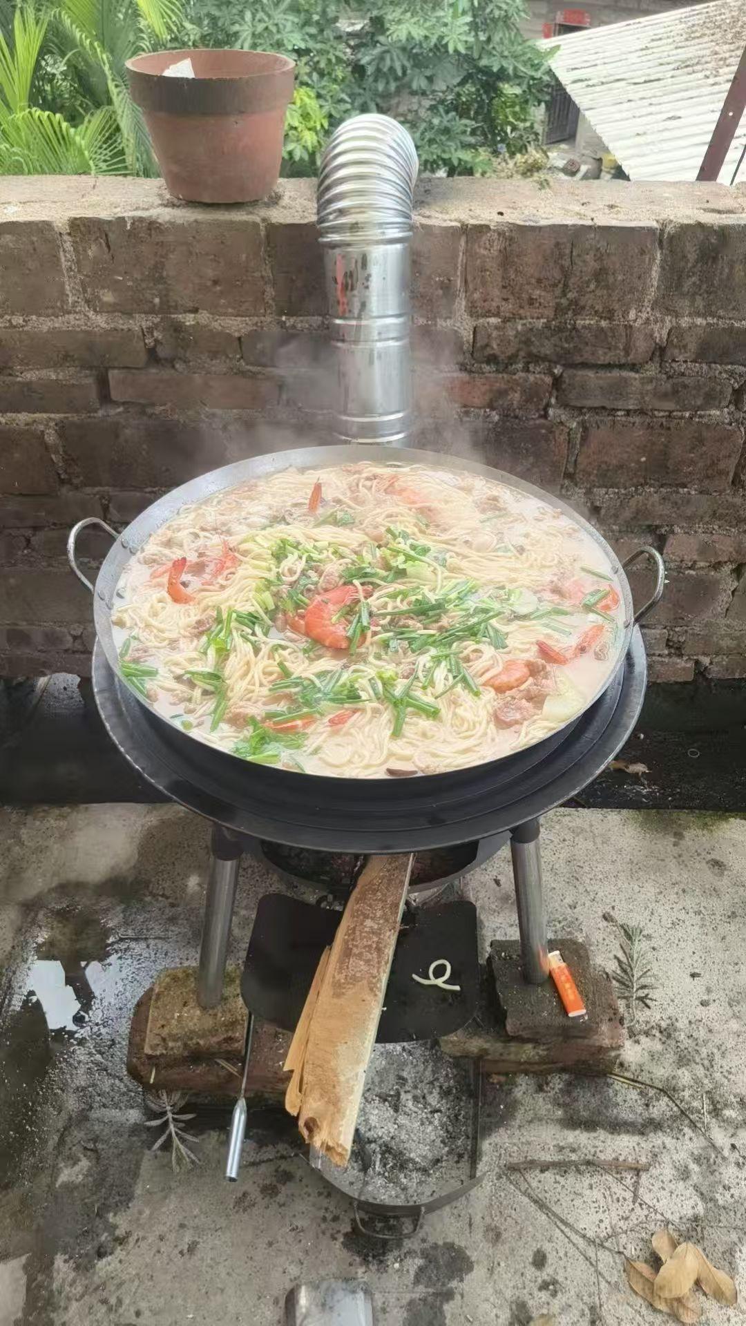 户外野炊，热气腾腾的火锅，美味在等你！🔥🍜