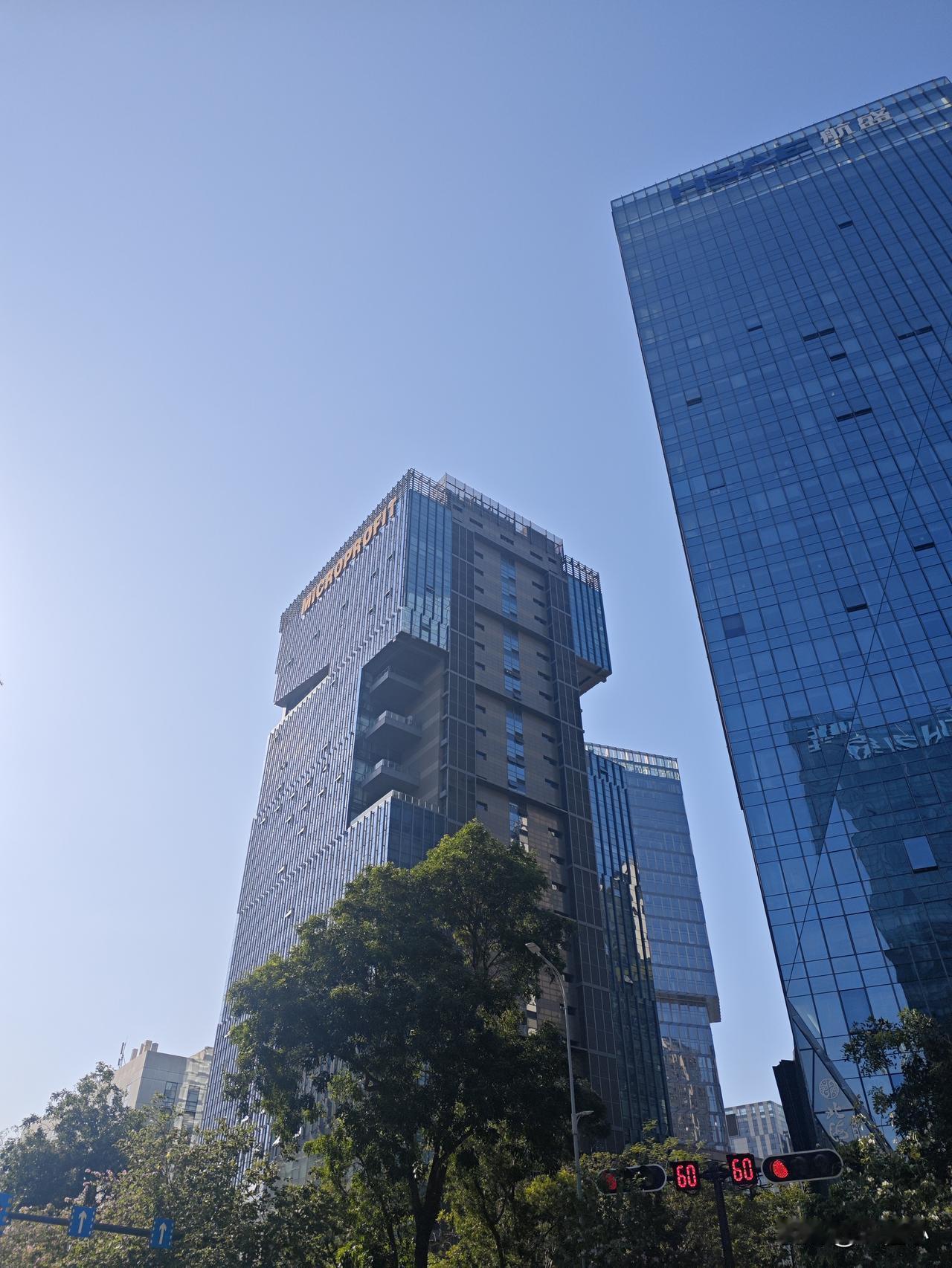 为什么是拼多多暴力抗法而不是其他电商平台？
 罚款拼多多十五亿多人民币，其实罚少