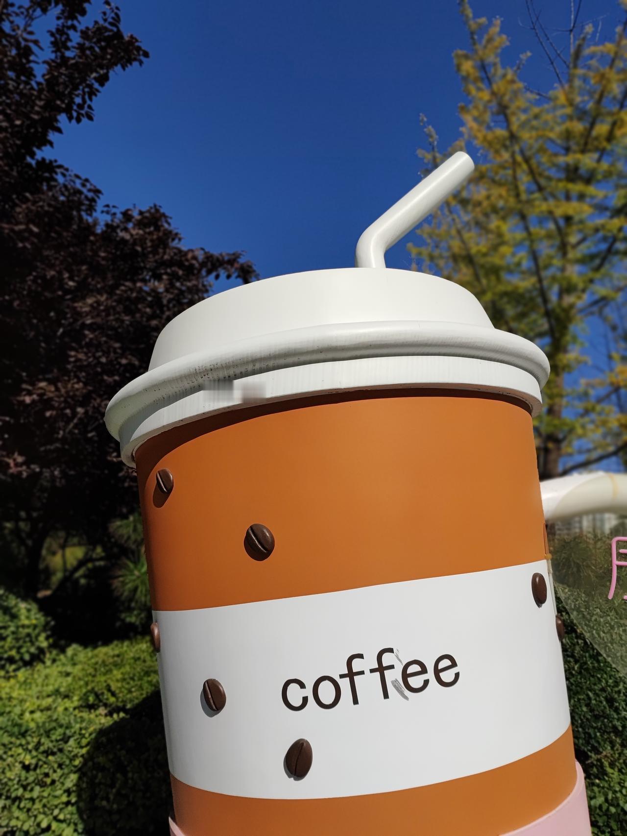ciffee杯
猜猜看
是雕塑，还是真实的