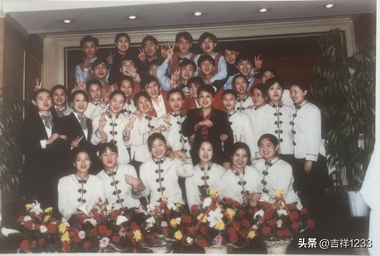 大家好，当时只有20岁的我，分配在一家国有企业工作，星期一到星期五上班，周六周日