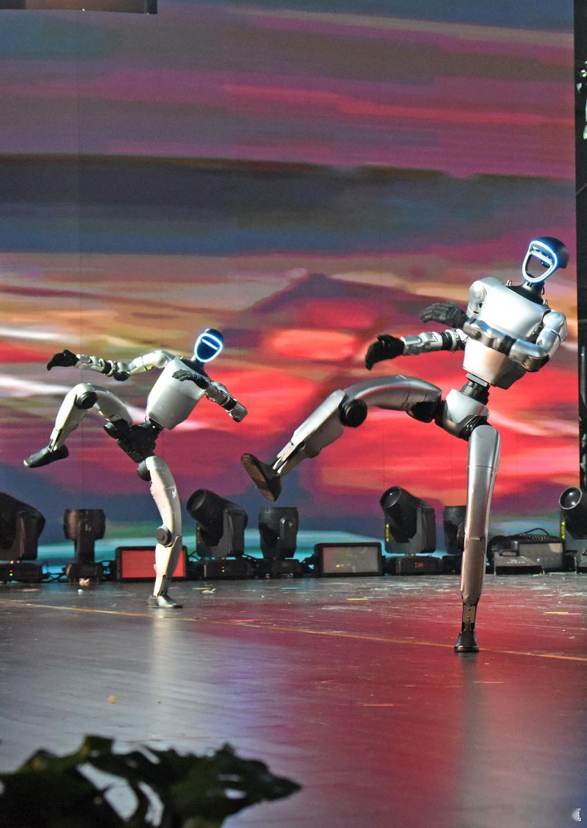 还记得2016年春晚那540台优必选Alpha机器人吗？整齐得像复制粘贴的方阵表