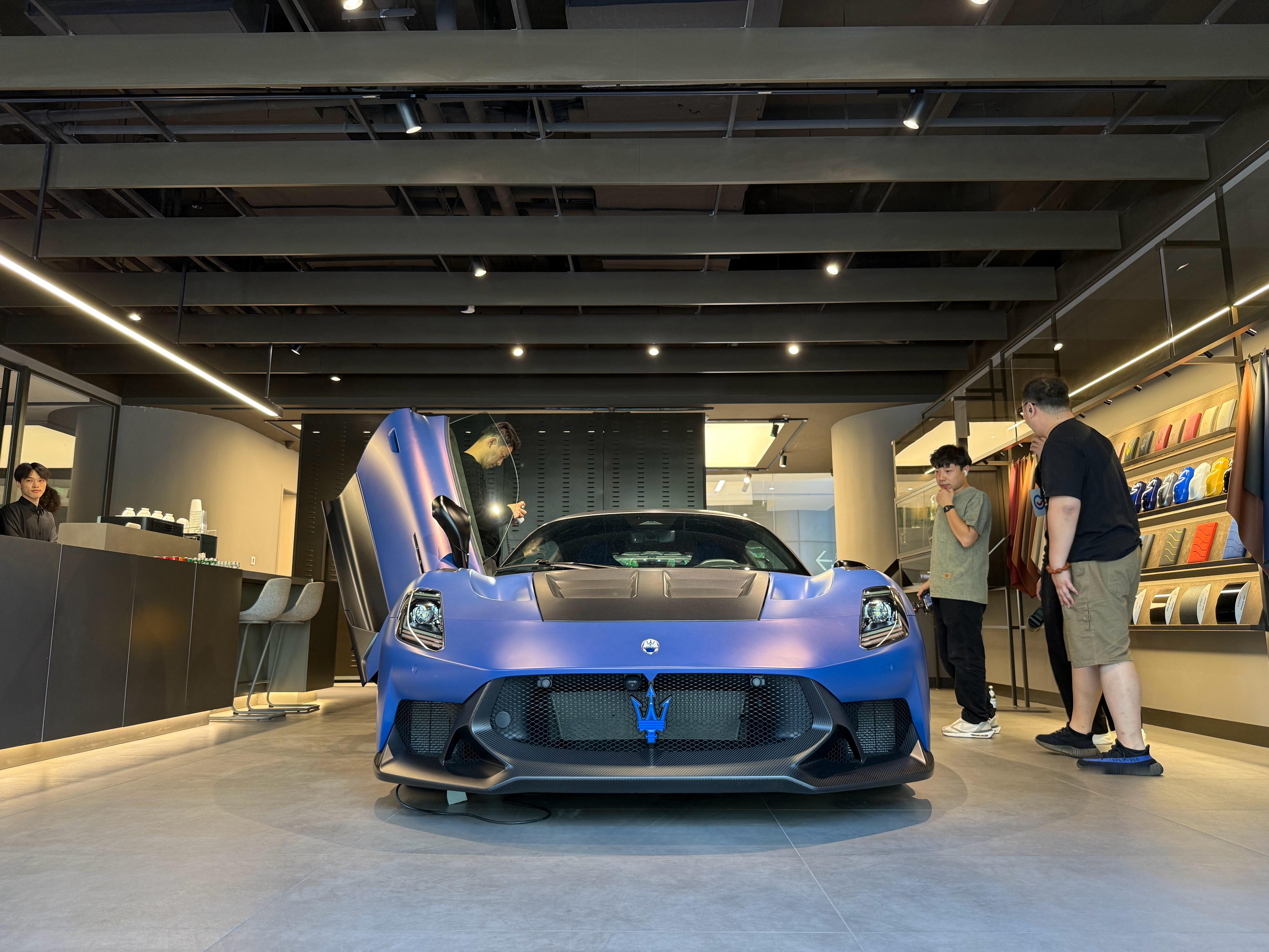 玛莎拉蒂 MC20 GT2 Stradale 国内亮相啦，车如其名，基于 MC2