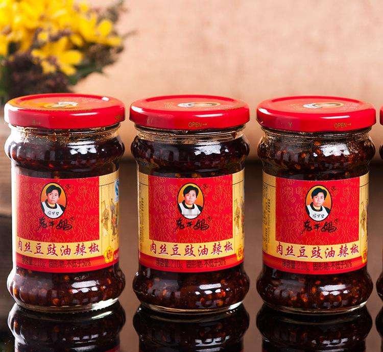 陶华碧是一位极具传奇色彩的草根企业家。

她不识字、没背景，却凭借一手辣椒酱配方