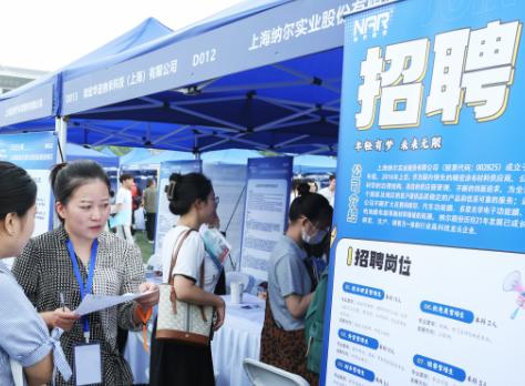 两张实拍图直接把宁波大学推上风口浪尖：外籍学生专场招聘年薪40万，本土学子挤体育