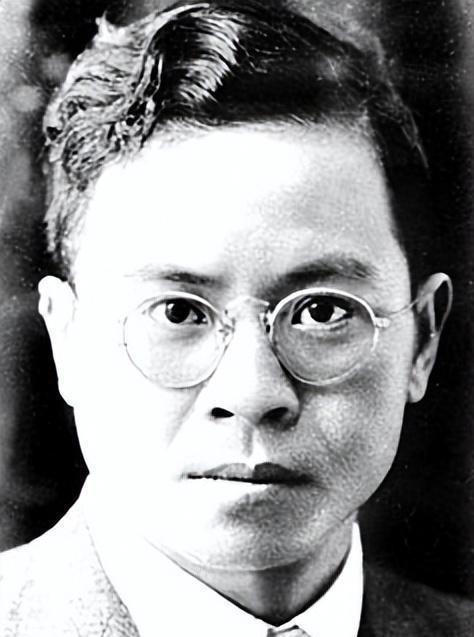 1969年深秋，吴晗躺在冰冷的监狱水泥地上咽下最后一口气。装载他遗体的卡车卷着黄