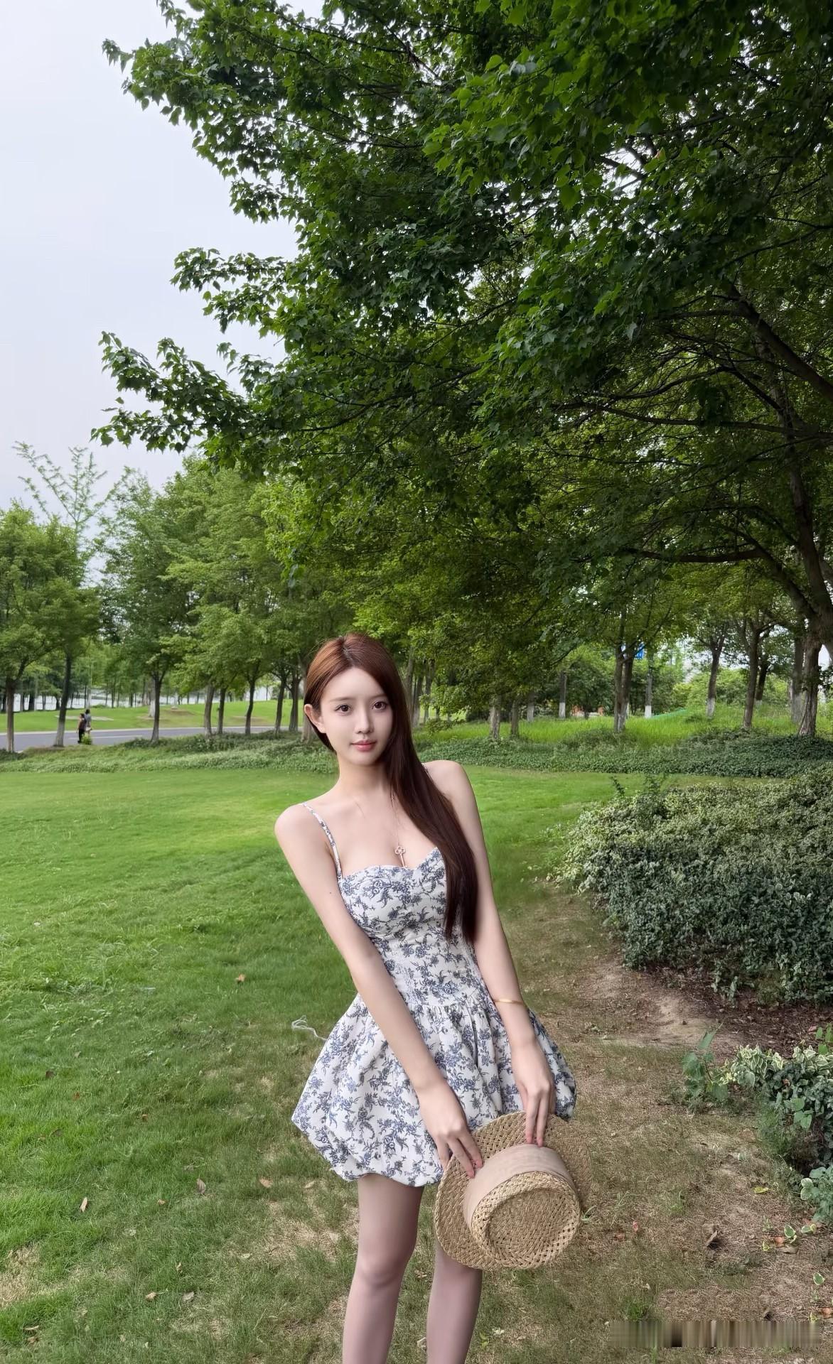 95后空姐的路边随拍[比心]
夏天的碎花连衣裙和绿植在一起，
就让人感觉生机勃勃
