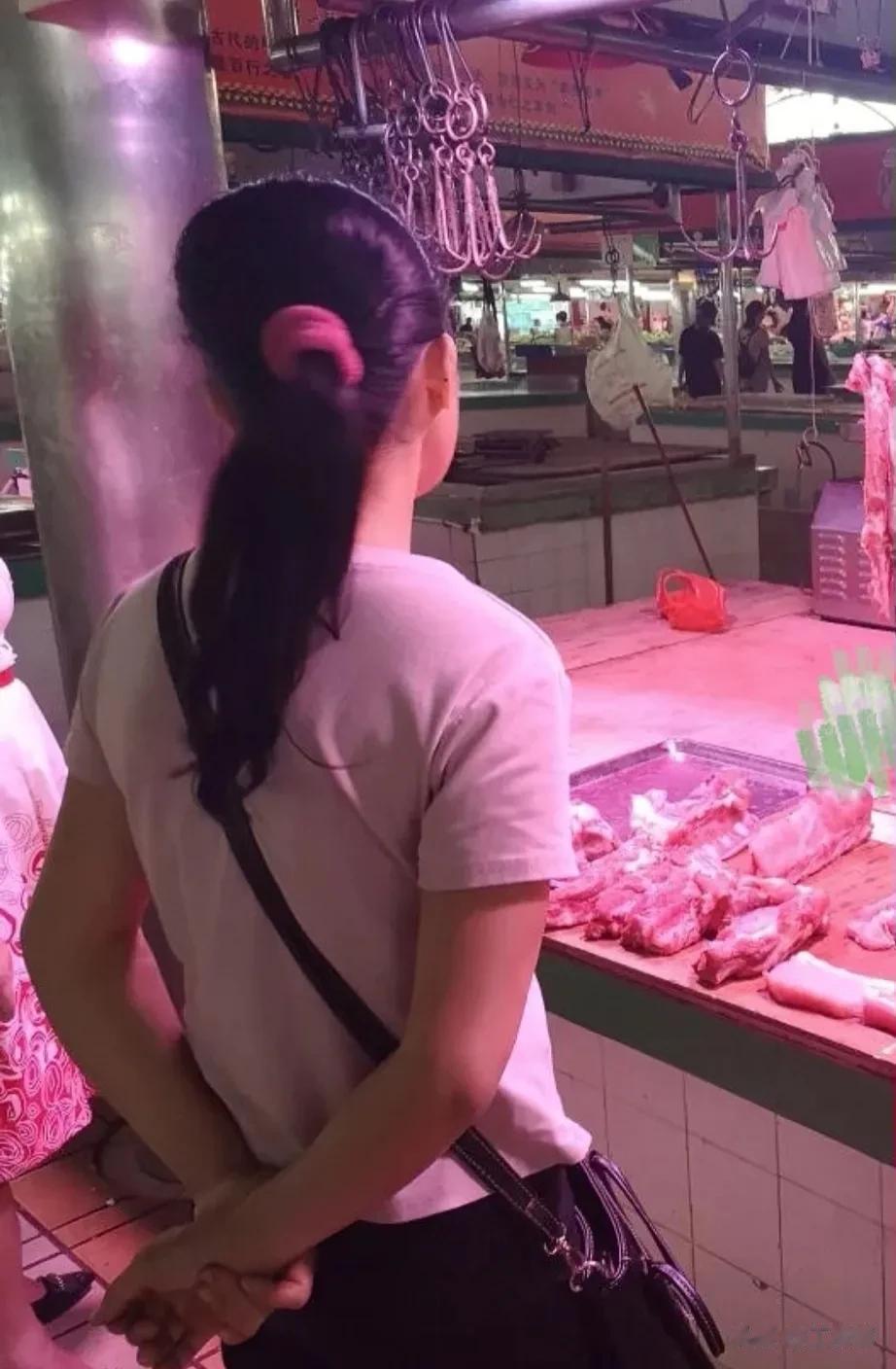 记得小时候，上小学二三年级那段时间，猪骨头特别便宜，母亲买回半蛇皮袋筒子骨，炖了