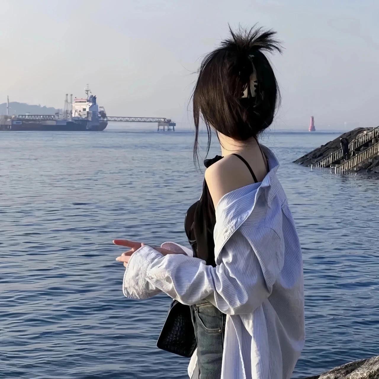 没人愿意深究你 你听过的歌 社媒的点赞 到过的地方 隐晦的难言 ​​​