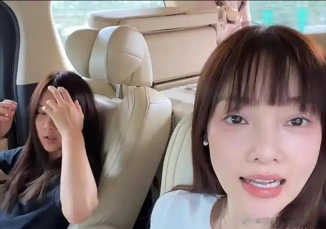 有人拍到李小璐和家中保姆抱着一个大约3岁的小女孩回家，李小璐和女孩频繁互动，两人