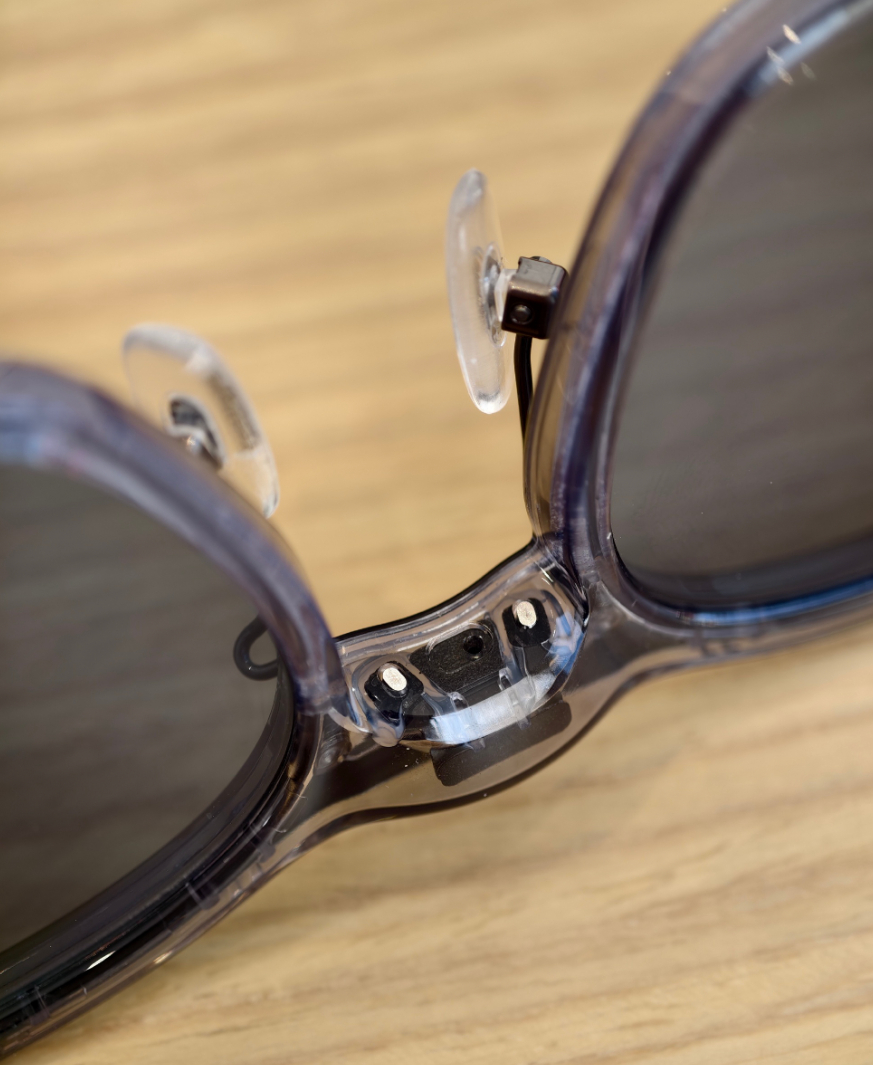 理想这个livis眼镜，我觉得大概率后市场会有人做充电线（触点连接这个眼镜），也