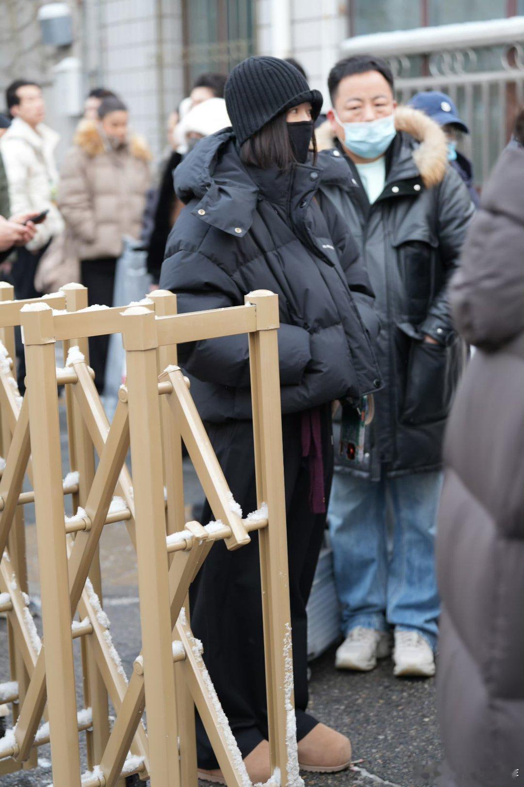 秦岚现身马年春晚彩排秦岚现身春晚彩排，路透照超吸睛。大雪天里，黑色羽绒服保暖又时