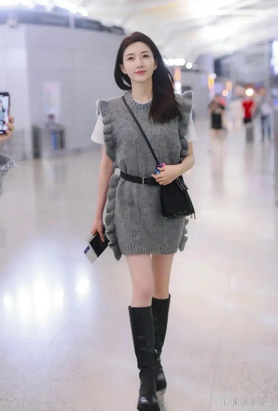 江疏影机场秀穿搭，白色短袖叠加毛衣搭配长靴子真时尚潮流气质格外“出众” 