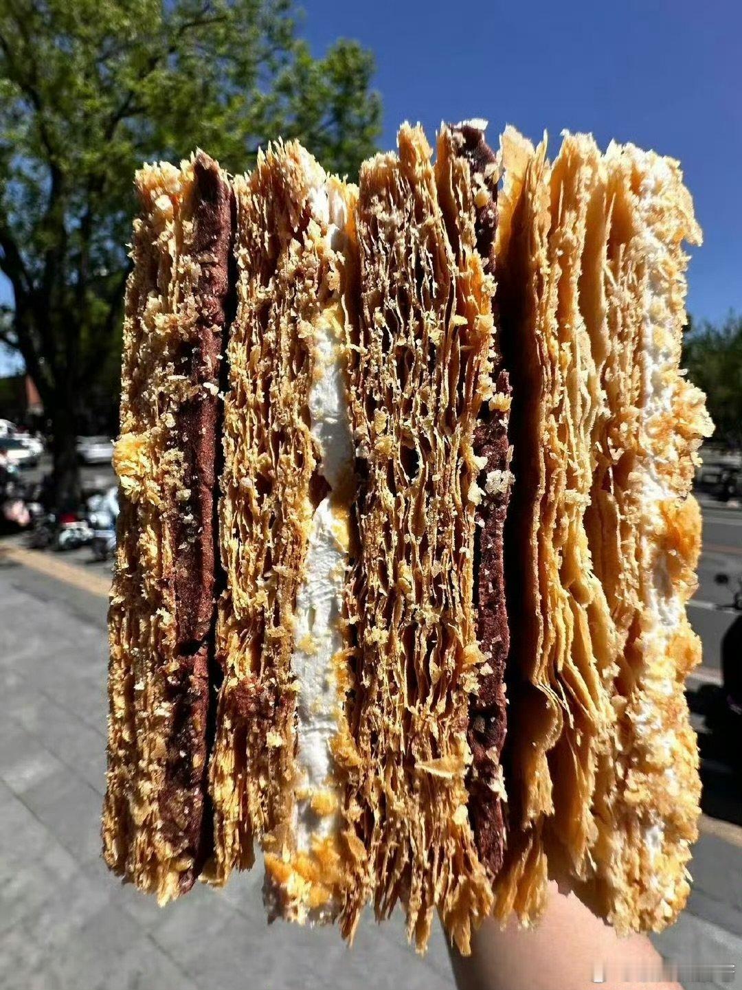 李佳琦误食过期面包火出圈李佳琦带火面包品牌回应暂时下架谁懂这份意外热度，李佳琦误
