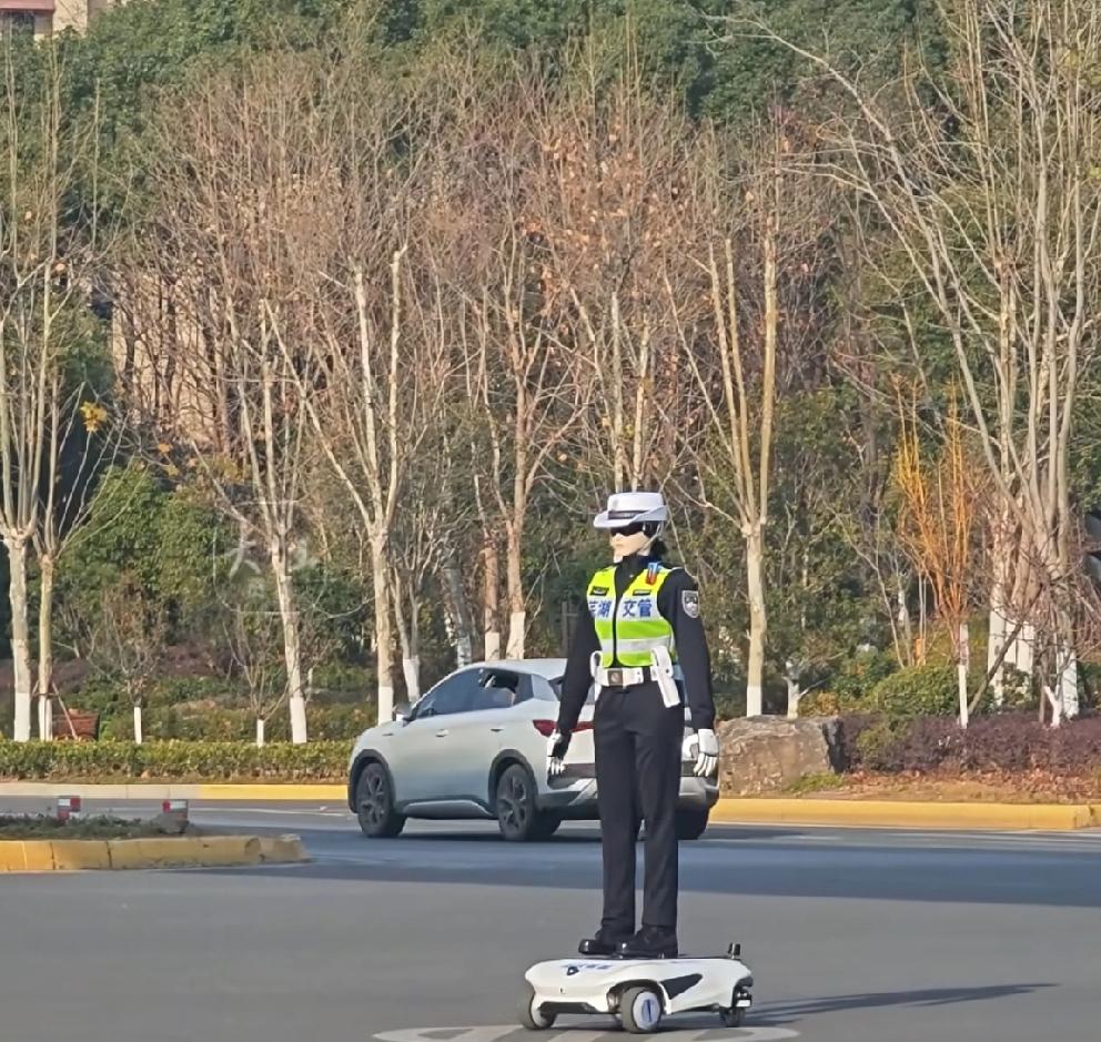 芜湖交管机器人也上街执勤了，上次记得是杭州，看来人形机器人上路指挥交通，正在逐步