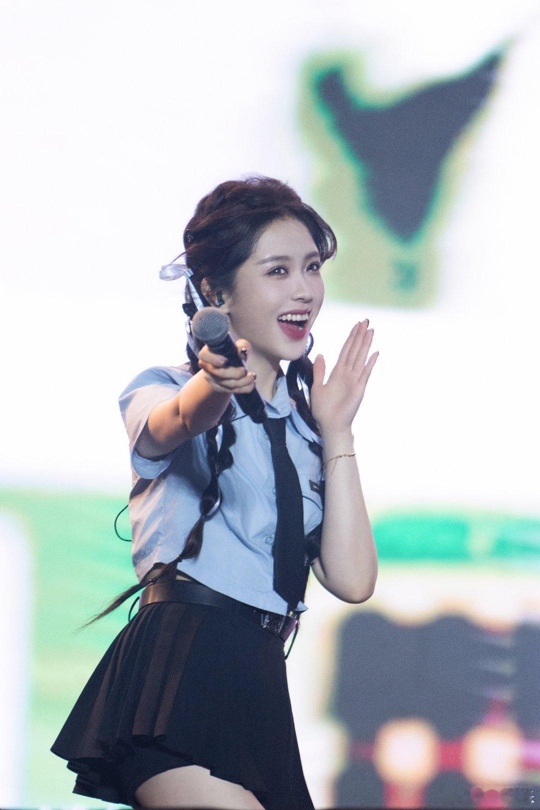 #硬糖少女303##王艺瑾# 今日份糖妹新鲜物料王艺瑾音乐节活动最新舞台照从曝光