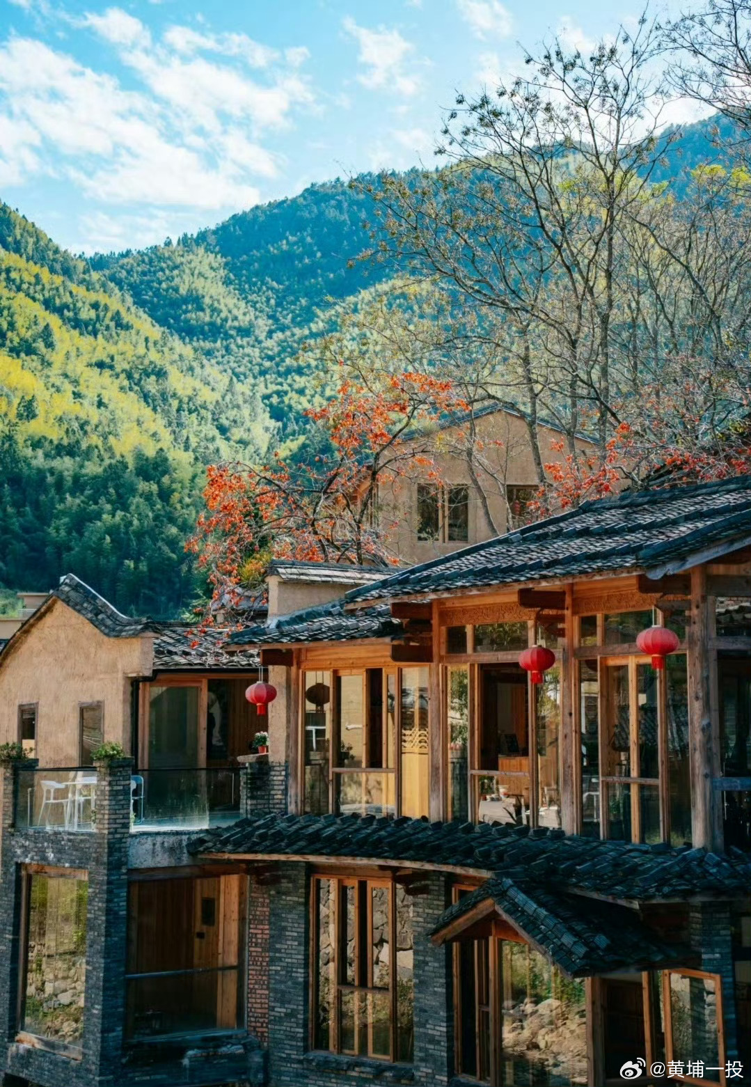 遇秋步步秋深步步秋，层层叠翠泛清幽。点点霜红皆入画，岁岁流光梦底留。 ​​​