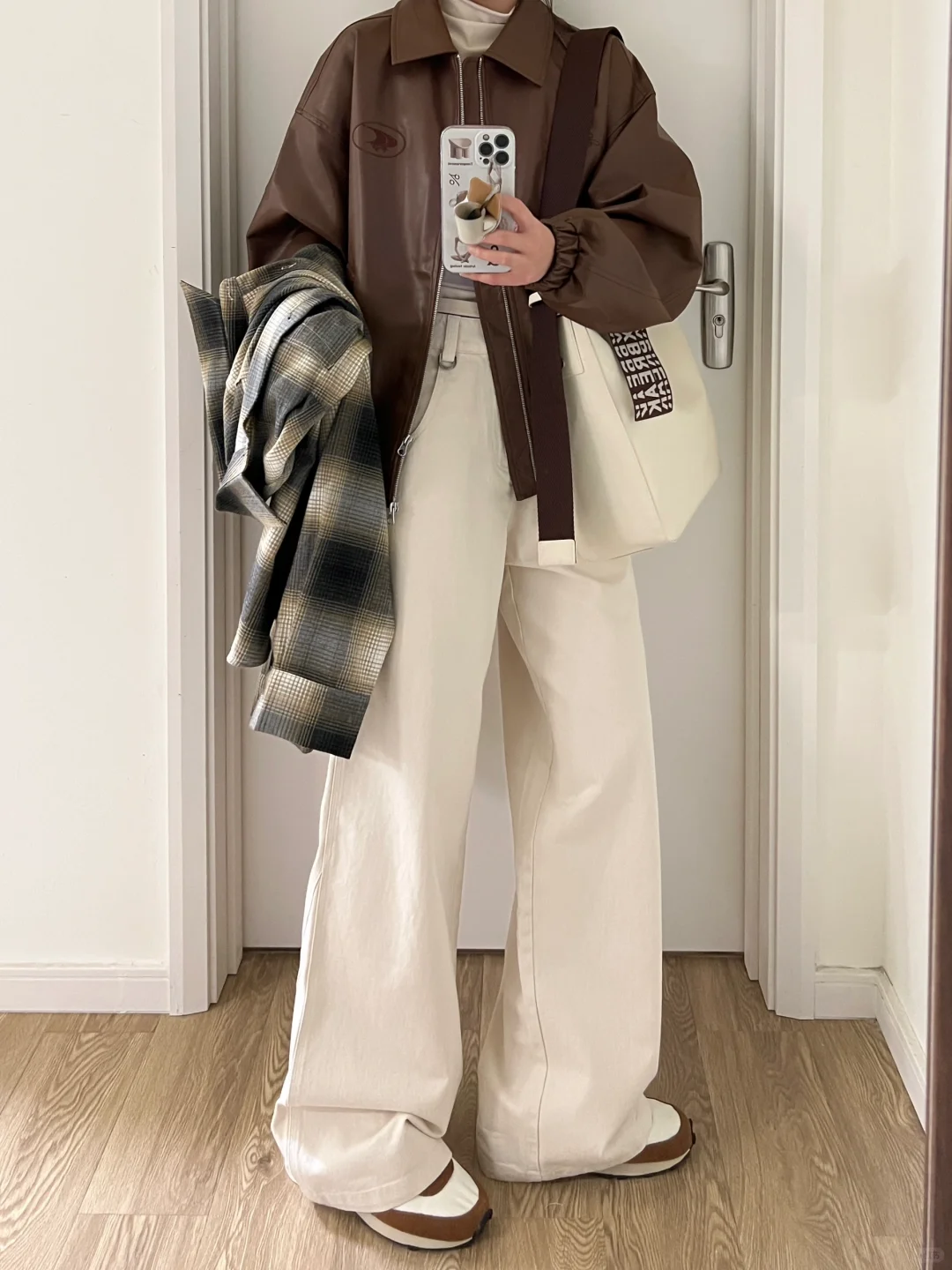 早春韩系复古｜焦糖棕咖皮衣+格纹衬衫+米杏