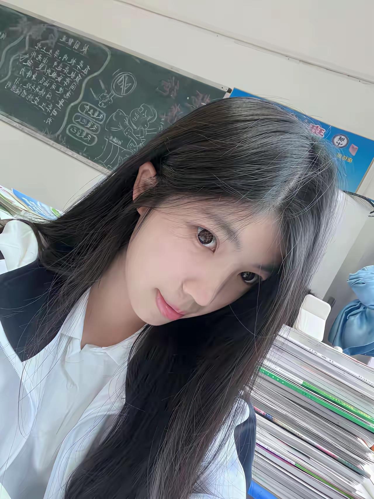 这位小姐姐正在教室里自拍。少女自拍 靓丽女生自拍 教室美女 女大学生自拍 大三学