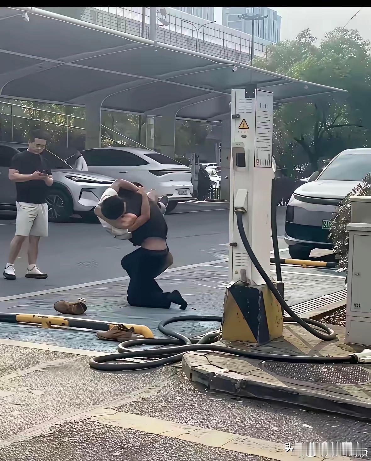 同时选中同一个充电桩，两位司机高兴的扭抱在一起[泪奔]
