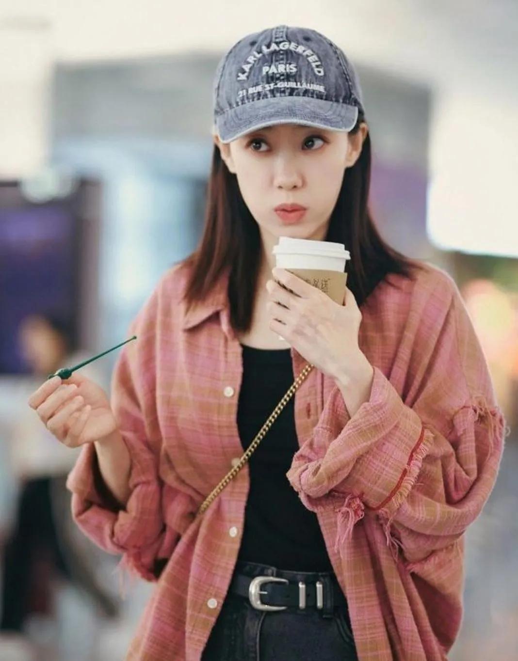 张小斐把“粉衬衫”穿火了🔥
 
粉格衫 + 黑短裤 = 甜酷本命！🍬
这松弛