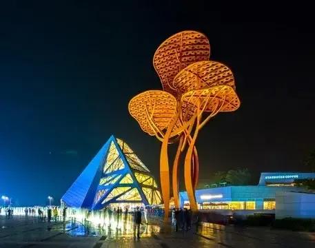 深圳，也是一个心灵的港湾。当你在外面疲惫不堪时，回到这个充满人情味和烟火气的城市