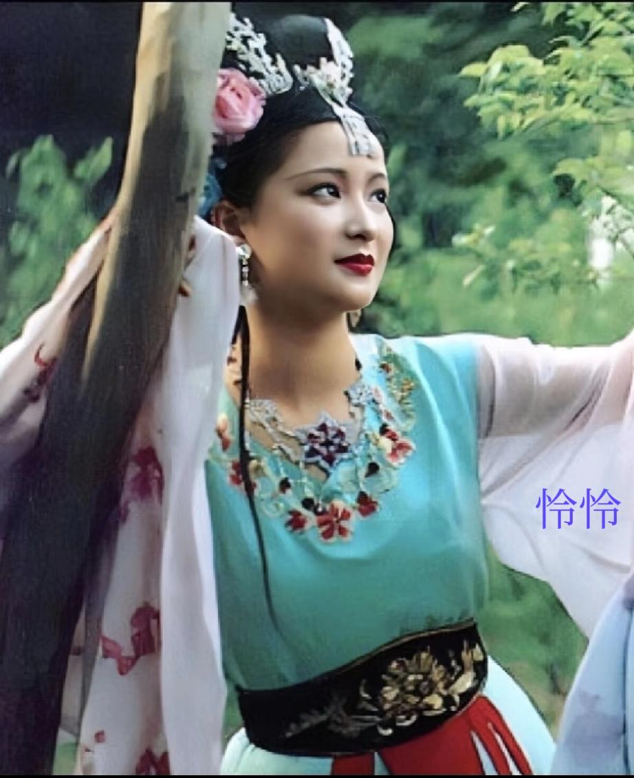 何晴，柳眉轻蹙，美目含情，梨涡浅笑，吐气如兰，被誉为“古典第一美女”，是曾完整出