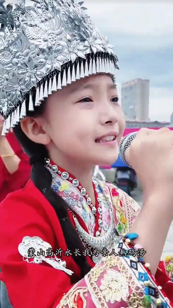 蒙山高，沂水长，我为亲人熬鸡汤。续一把蒙山柴，炉火更旺。添一桥沂河水，情深意长。