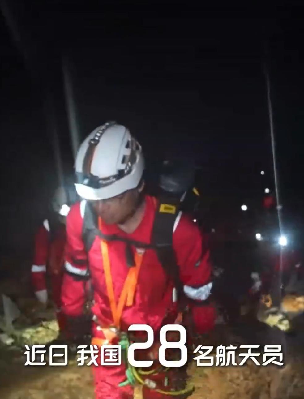 这是要为登月做准备了吧？

我国的28名航天员，在重庆市武隆区的某个洞穴里，轮流