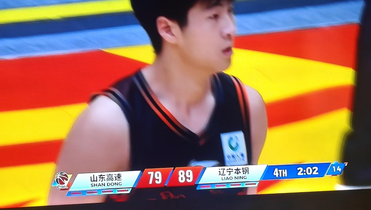 CBA常规赛辽宁客场挑战山东，大换血后的辽篮生龙活虎，首战以95:84有惊无险胜