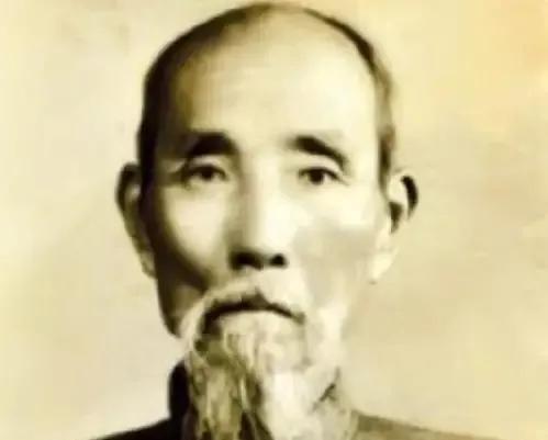 1950年，毛主席重逢阔别23年的表哥王季范，感慨地说：我一直觉得对不起你！
1