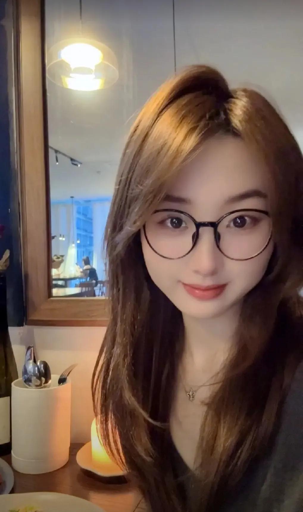 张浩遇见了来自潮汕的林婷，她的笑容如春日的暖阳，温暖了他的心。两人相识、相知、相
