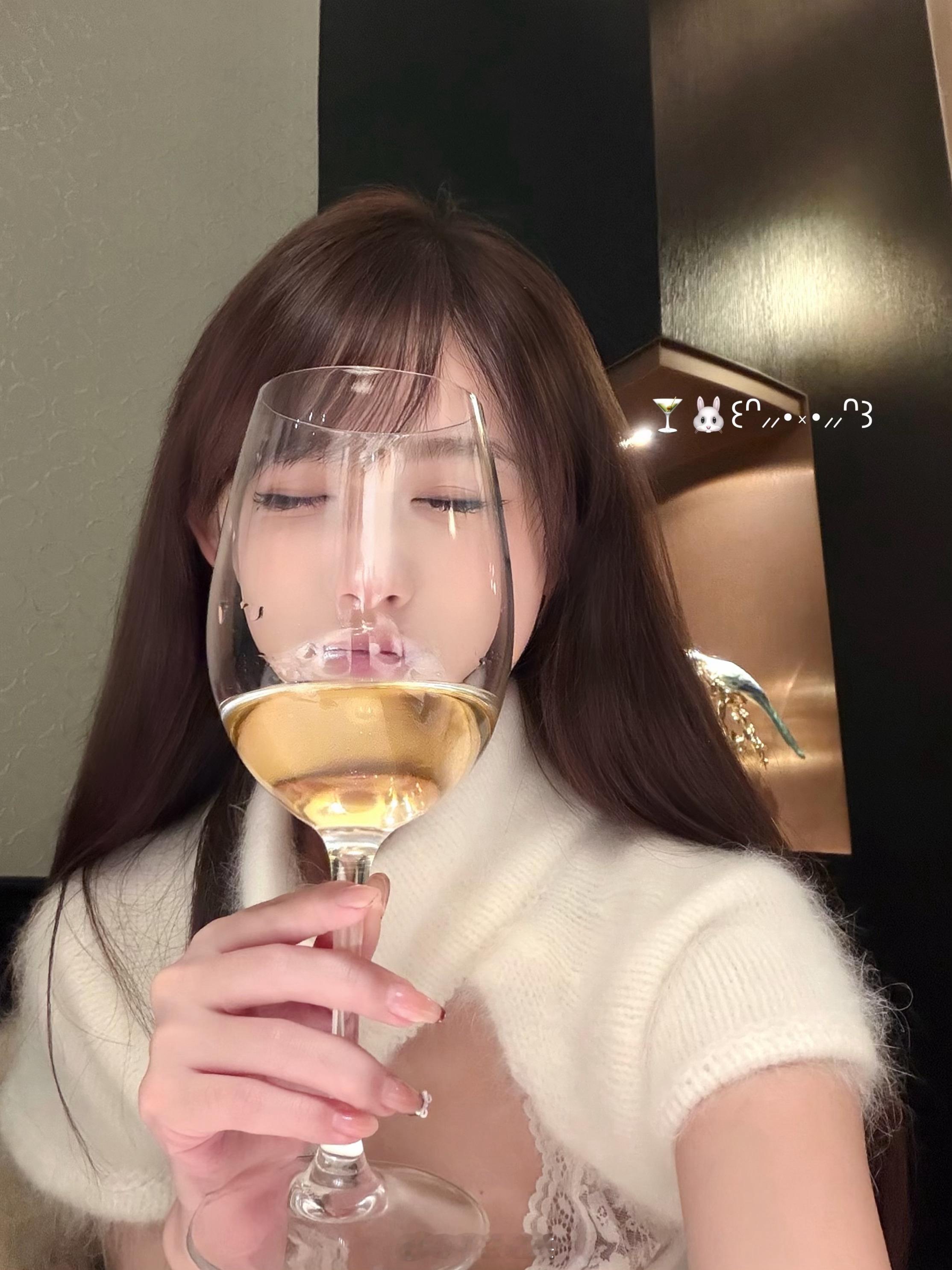 最近真的太喜欢生活感的照片了 比如说这张 精致的场景加上🍸酒杯用作道具 拍出来