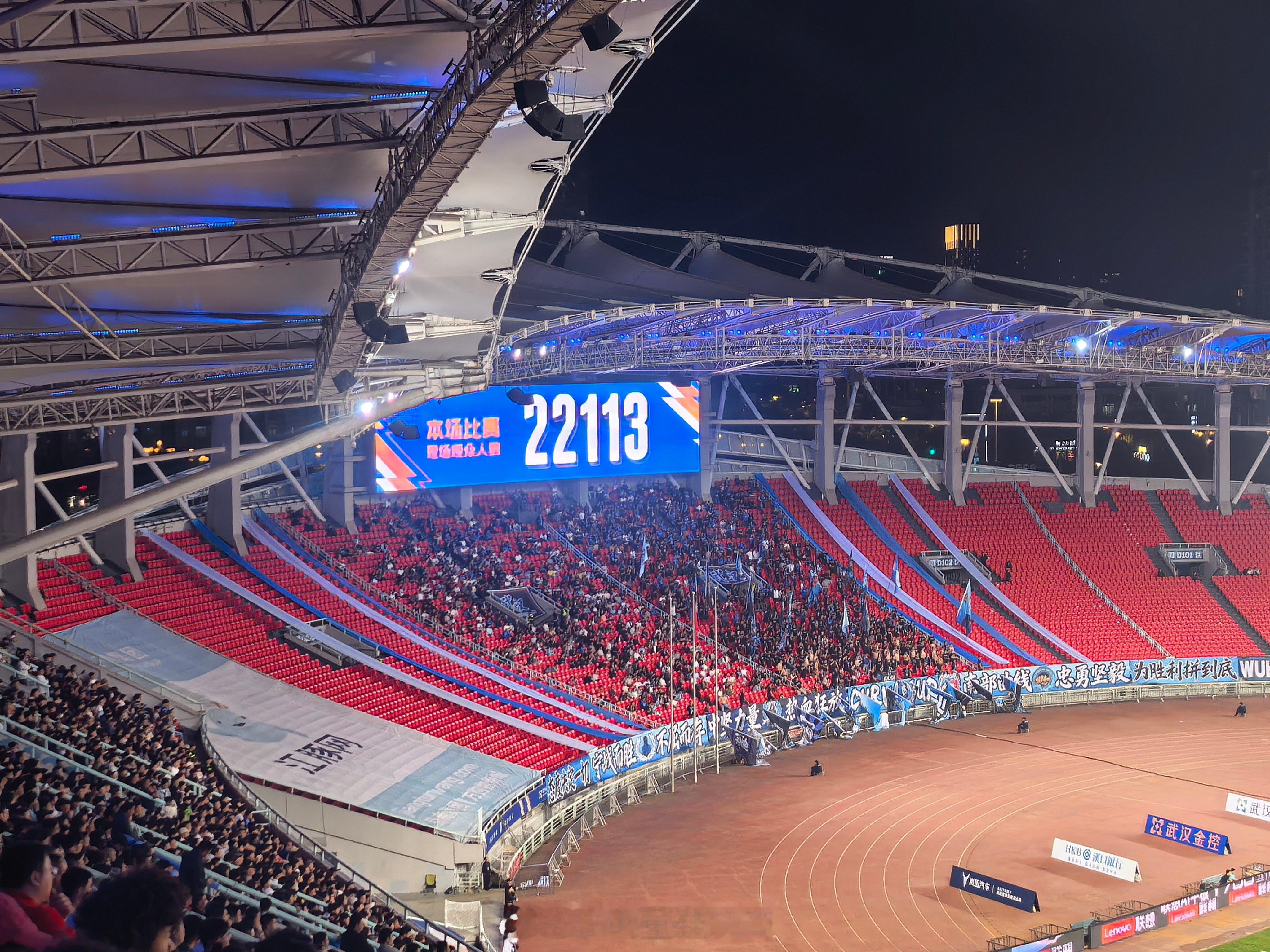 武汉三镇vs成都蓉城 现场观众人数:22113人可是，目前武汉三镇0-1落后成都