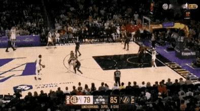 细看杜兰特遇包夹失误球，暴露火箭接应战术致命三问题。

首先，伊森持球过半场后，