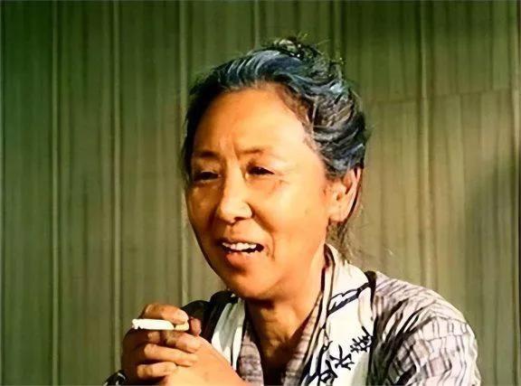 日本演员田中绢代在电影《望乡》中，她饰演了阿崎的老年时代。
为了饰演“阿崎婆”这