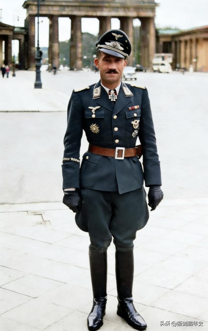 1940年9月25日，一身戎装的阿道夫·加兰德在柏林勃兰登堡门前留影，此时他刚获