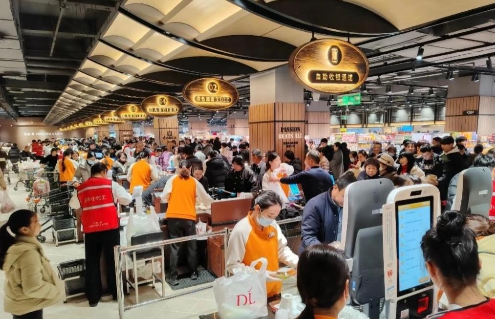 估计也只有胖东来能做这样干了吧。

有个顾客去胖东来云鼎店买东西，回家清点货品，