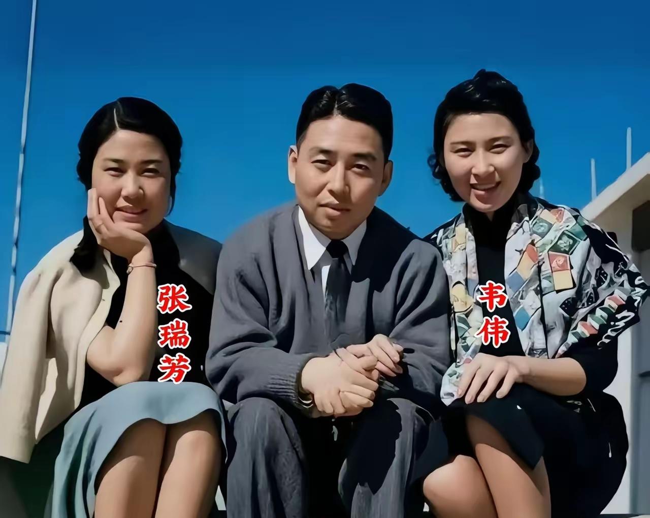 坐在中间这位是评剧表演艺术家新凤霞的丈夫吴祖光老先生。他俩还有一个女儿叫昊霜，被