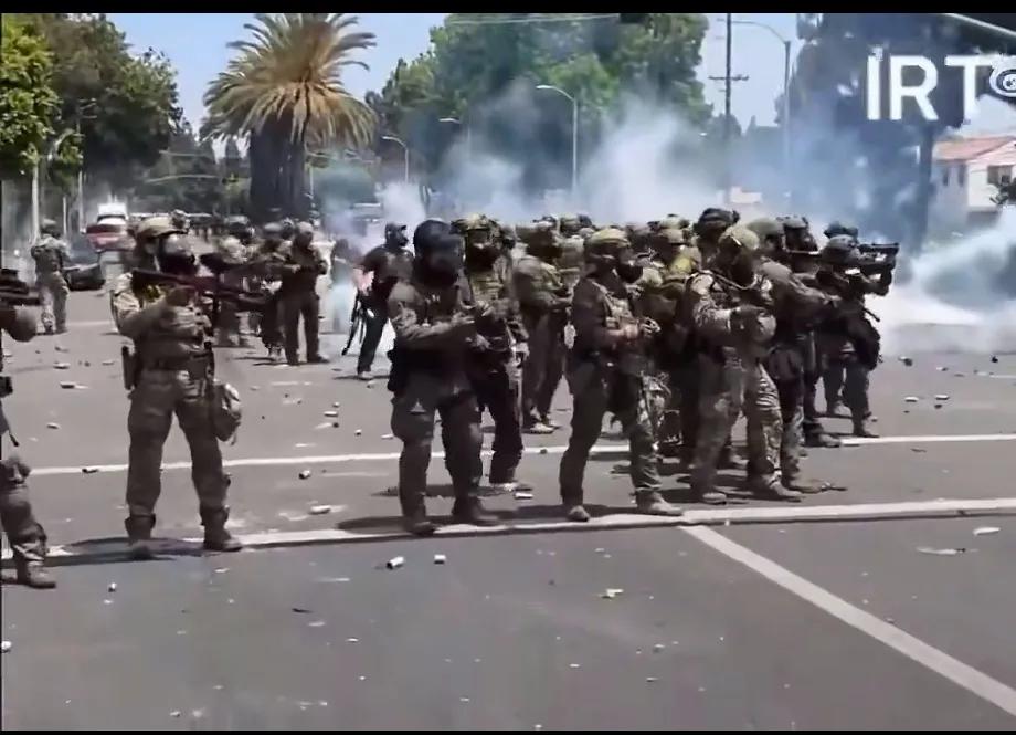 洛杉矶事件闹得有点凶，警察控制不住场面，又派来国民警卫队来镇压，可抗议者并不买帐
