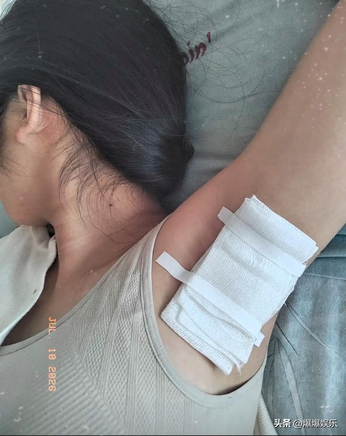 儿子谈了两个月的女朋友，昨天我让他分手了。姑娘前后来我家三次，每次进门我都闻到一