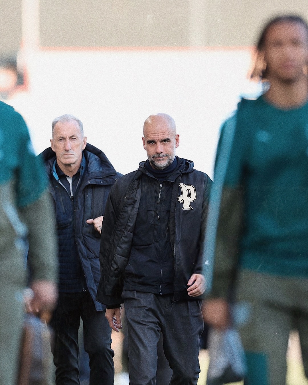 瓜迪奥拉身着个人彪马系列亮相，曼城登顶英超 🎩 